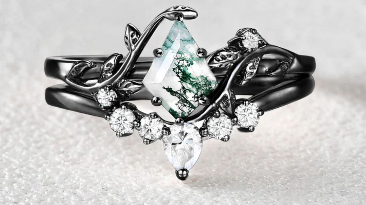 Features That Make the Moss Agate Leafy Kite Cut Engagement Ring So Special